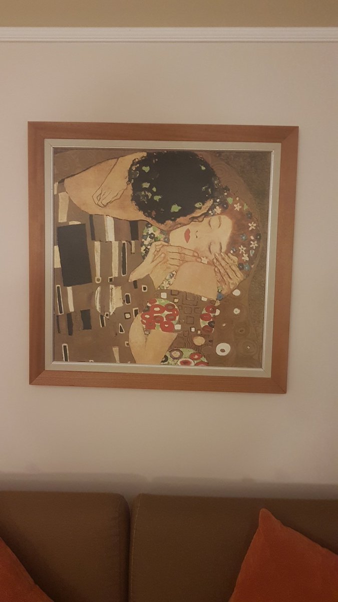 Peki kongre için konakladığım odaya, gustav klimt'in ve hatta tüm sembolist resimlerin içinde en sevdiğim eserin asılmış olması... subliminalin dibine vuracağımız bir kongre başlıyor. #totbid2022 #kiss ayrıca bize bunları öğrettiğin için minnettarız <a href="/celilsadk/">Celil Sadık</a> <a href="/SanatnTarihi/">Sanatın Tarihi</a>