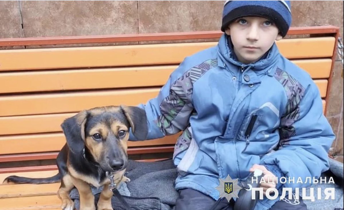 Gerashchenko_en's tweet photo. Bohdan is 8. His mom, dad and unborn brother died of Russian shelling in Bakhmut. Bohdan was at a neighbor's at the time.

When he found out what happened, he ran to his parents' bodies.

Police rescued Bohdan, risking their lives. Now the boy is safe, he will stay with his aunt. https://t.co/RmLdCAjVNw