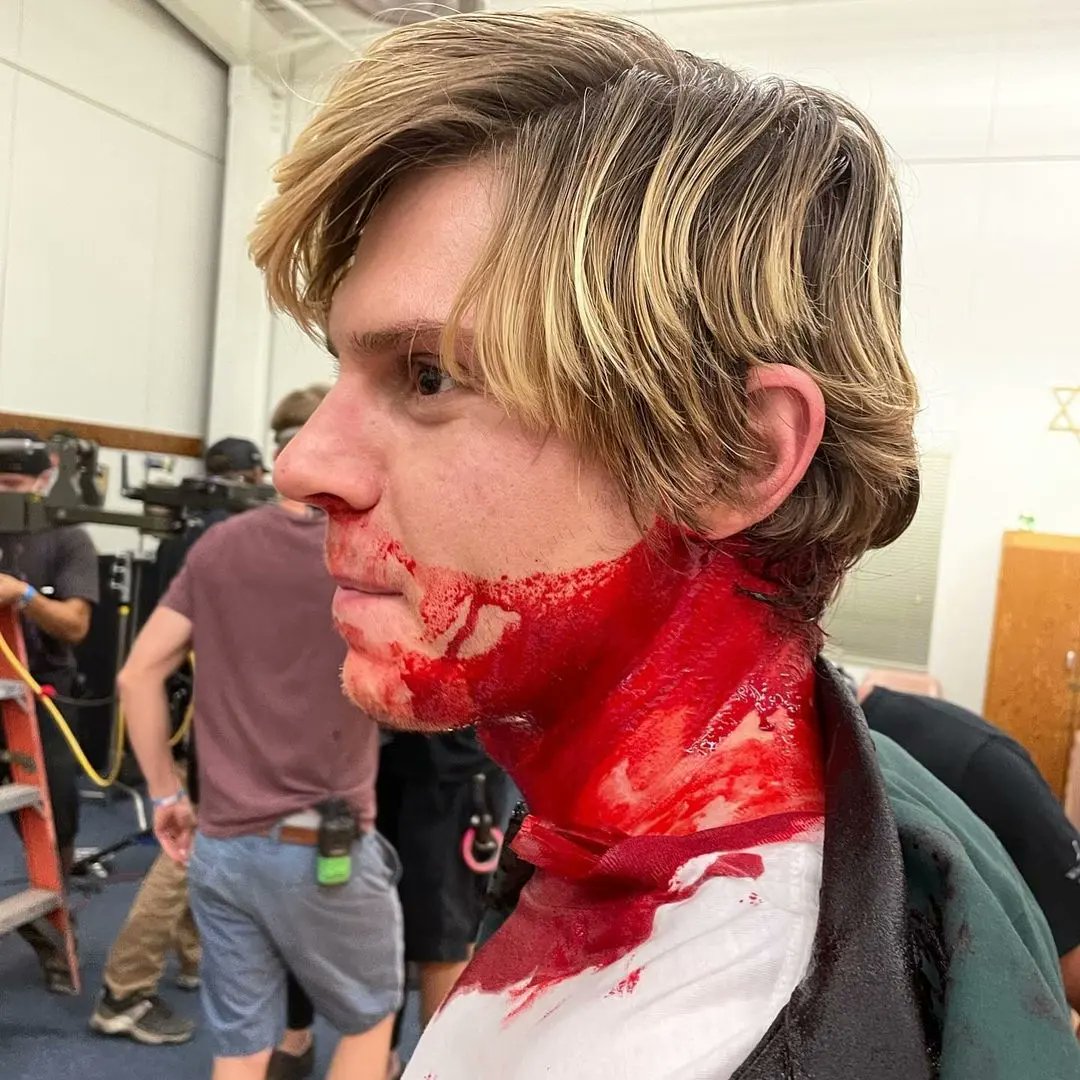 evanliciouss's tweet photo. Evan Peters behind the scenes of #Dahmer https://t.co/qlt76Nnat7