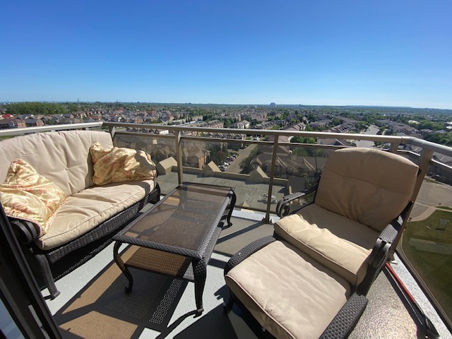 lyndacowan's tweet photo. 🔥 #FORSALE 🔥 810 Scollard Crt #1107 #Mississauga $559,000💫 Central Location W/ Unobstructed West Facing Views Away From All Road Noise And Spectacular Sunsets! Quiet &amp; Peaceful! Largest 1 bed +den Boasting Custom Centre Island! https://t.co/tXkPm2NPw6 https://t.co/AuZHIkAzlz