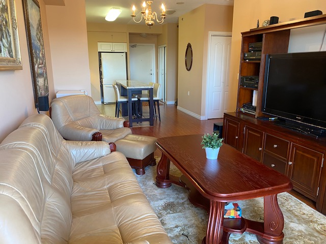 lyndacowan's tweet photo. 🔥 #FORSALE 🔥 810 Scollard Crt #1107 #Mississauga $559,000💫 Central Location W/ Unobstructed West Facing Views Away From All Road Noise And Spectacular Sunsets! Quiet &amp; Peaceful! Largest 1 bed +den Boasting Custom Centre Island! https://t.co/tXkPm2NPw6 https://t.co/AuZHIkAzlz