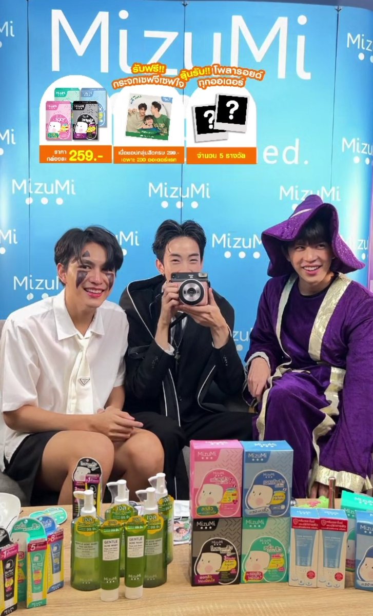 yimnoyna_'s tweet photo. จะเอากระจกไว้ส่อง​ แล้วถามกระจกว่า​ วันนี้กินข้าวกับอะไรดี​ แล้วถ้ากระจกไม่ตอบก็จะถามต่อว่า​ ทำไมกระจกไม่ถามสิริล่ะ​ สิริดันตอบว่า​ฉันไม่เข้าใจที่คุณพูด​ กรุณาพูดอีกครั้ง​ สุดท้าย​ไม่ถามแล้วแต่จะเก็บไว้เป็นที่ระลึก​ว่าครั้งหนึ่งSGT เคยมาไลฟ์ของแบรนด์​ #MizuMixSaveGLive​ ครับ😊 https://t.co/jmcOBMgYd0