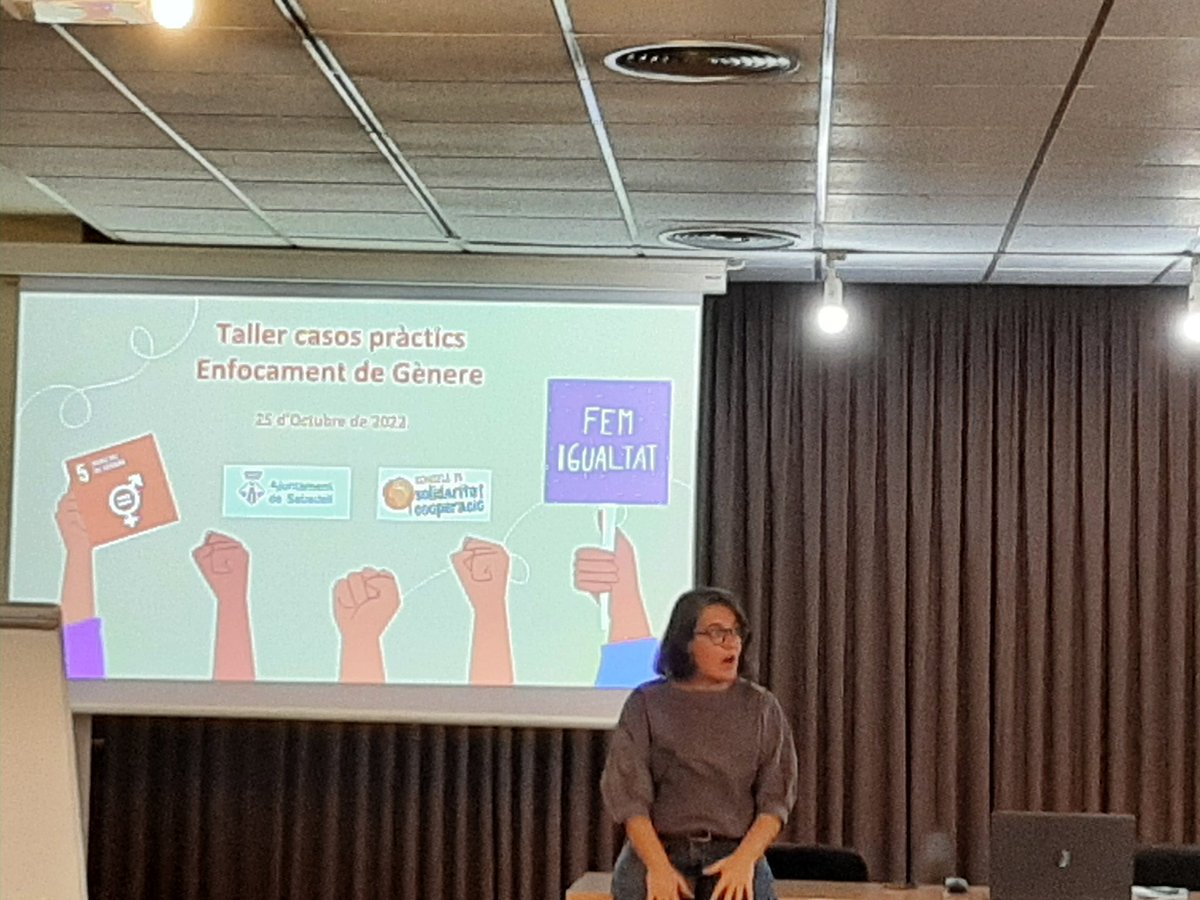 sbddretscivils's tweet photo. Comissió de gènere del consell de cooperació i solidaritat. Avui, formació en #dretshumans a càrrec de @CCARefugi i taller pràctic per aplicar la mirada de gènere en els projectes de cooperació amb Sònia Tomas, al casal pere quart https://t.co/6vcjjswd4m