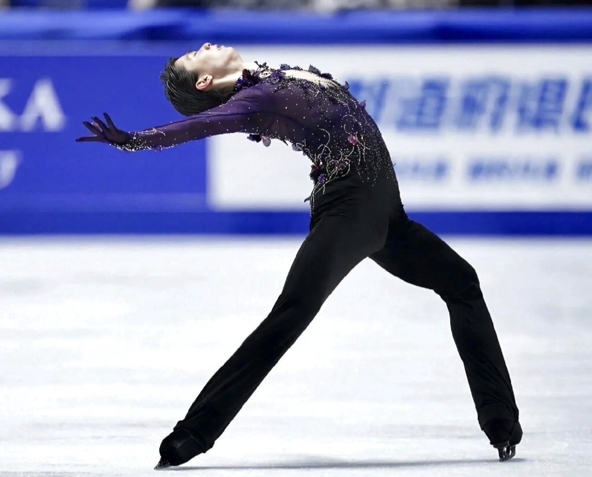 yuzupooh1207111's tweet photo. The most beautiful Ina Bauer in men's figure skating history that no one can IMITATE and SURPASS!⛸️🥇❤️
#FanyusOnlyLoveYuzuForever
#羽生結弦プロローグ全力応援
#羽生結弦
#YuzuruHanyu𓃵
#LoveYuzuruFromAllOverTheWorld
#InaBauer
#HANYUYUZURU https://t.co/wGFxyGYT2R