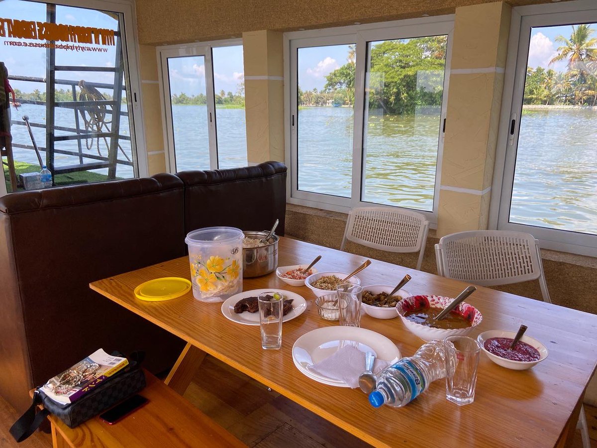 Indotaro1Indo's tweet photo. Houseboat cruise in #Alleppy, #Kerala
ケララ中部 #Kochi からアレッピーにかけては #Backwaters と呼ばれる川と湖と水路が結ばれた水郷地帯。 #houseboat という宿泊可能なボートでのんびりクルーズを楽しむツアーが人気。
#インド旅行 #旅行好き #海外 #リゾート https://t.co/1daBkmCcSH