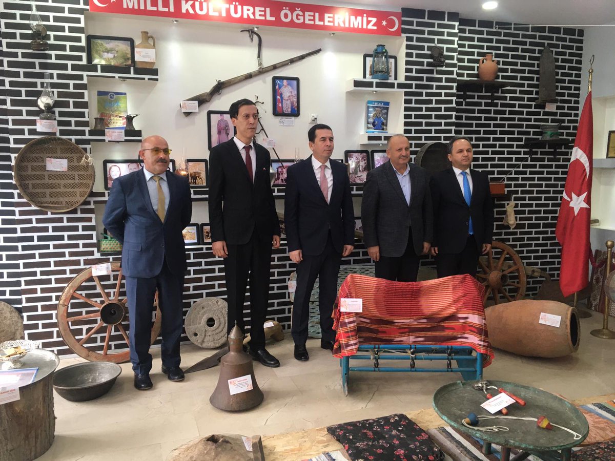 FMeydan52's tweet photo. Okulumuzda, çocuklarımızın ait oldukları köklerin derinliğinin farkına varmalarına, yeni ufuklar çizerken kültürel öğelerimizi herdaim rehber edinmelerine vesile olabilmek amacıyla, Sınıf Öğretmenimiz Mustafa GÜNEŞ'in rehberliğinde, öğrencilerimizin ve mahalle sakinlerinin de https://t.co/CObIxkuJ7s