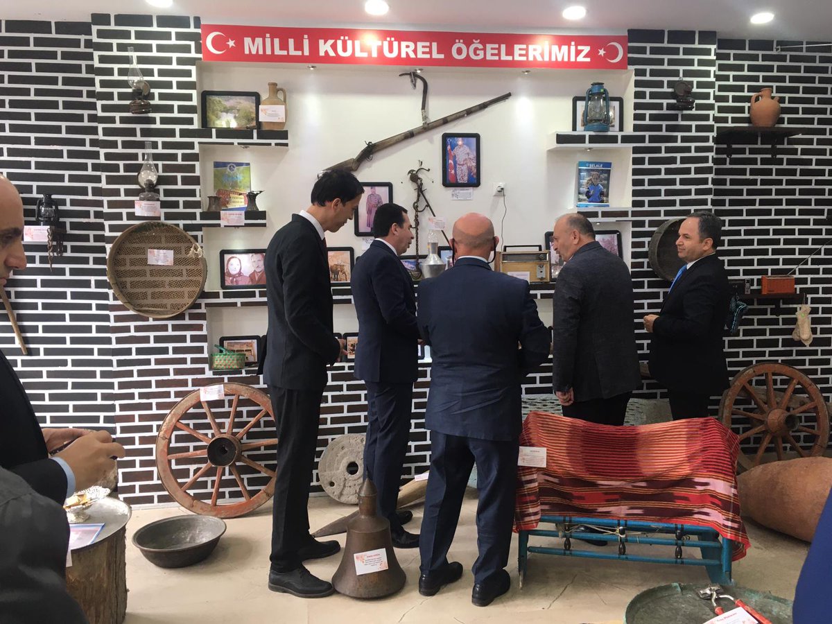 FMeydan52's tweet photo. Okulumuzda, çocuklarımızın ait oldukları köklerin derinliğinin farkına varmalarına, yeni ufuklar çizerken kültürel öğelerimizi herdaim rehber edinmelerine vesile olabilmek amacıyla, Sınıf Öğretmenimiz Mustafa GÜNEŞ'in rehberliğinde, öğrencilerimizin ve mahalle sakinlerinin de https://t.co/CObIxkuJ7s