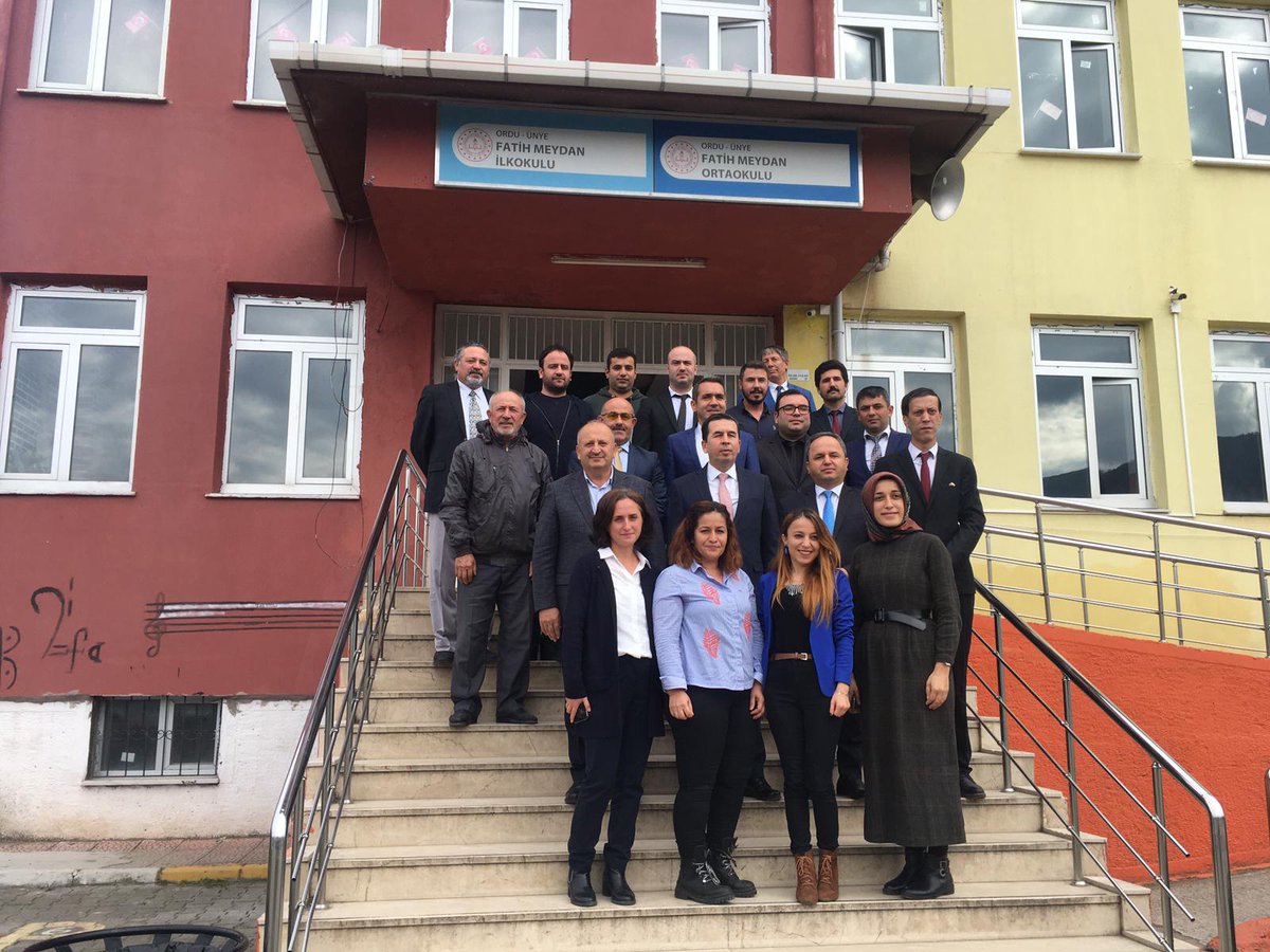 FMeydan52's tweet photo. Okulumuzda, çocuklarımızın ait oldukları köklerin derinliğinin farkına varmalarına, yeni ufuklar çizerken kültürel öğelerimizi herdaim rehber edinmelerine vesile olabilmek amacıyla, Sınıf Öğretmenimiz Mustafa GÜNEŞ'in rehberliğinde, öğrencilerimizin ve mahalle sakinlerinin de https://t.co/CObIxkuJ7s