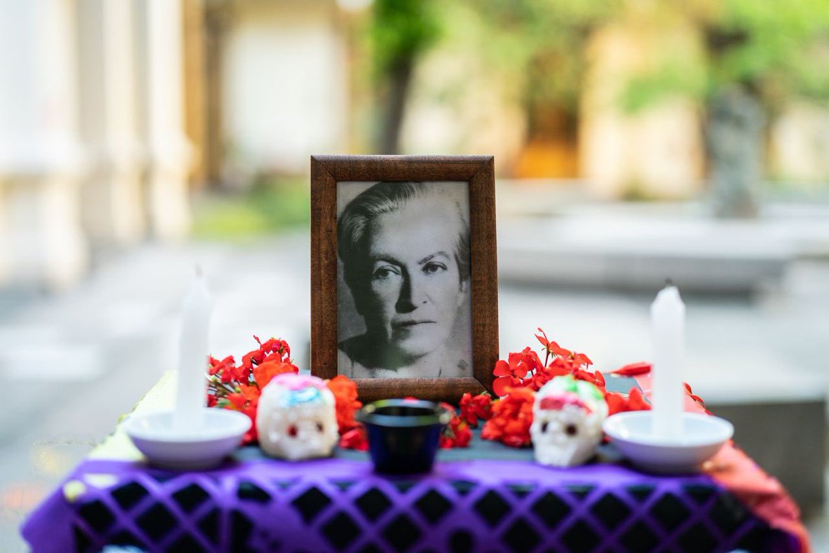 Para asumir el desafío de formar jóvenes con la misma dedicación con la que lo hizo #GabrielaMistral, anunciamos el Plan de Fortalecimiento de la #EducaciónRural que lleva su nombre.
Además, desde hoy y gracias a México, Gabriela queda en un mural en el Museo de la Educación.