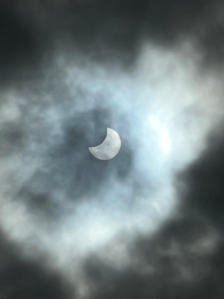 orbitall1's tweet photo. Heute waren wir mit den Teilnehmern unseres vierten 4-Tagecamps #Space week auf dem Dach des #FEZ #Berlin und haben die partielle #Sonnenfinsternis beobachtet. https://t.co/s45EsGB4LA