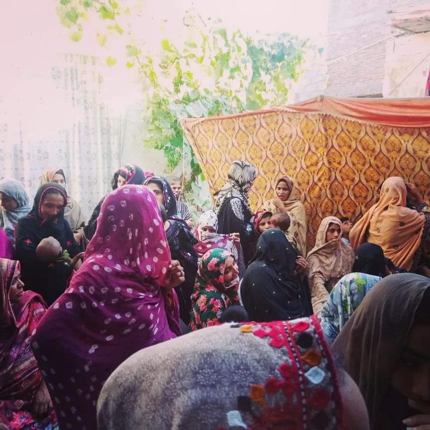 🧵Menstruators affected by the #FloodsInPakistan2022 lack access to menstrual products and materials that are needed to manage #menstruation, privacy is non-existent in camps or informal settlements, they lack easy access to toilets,