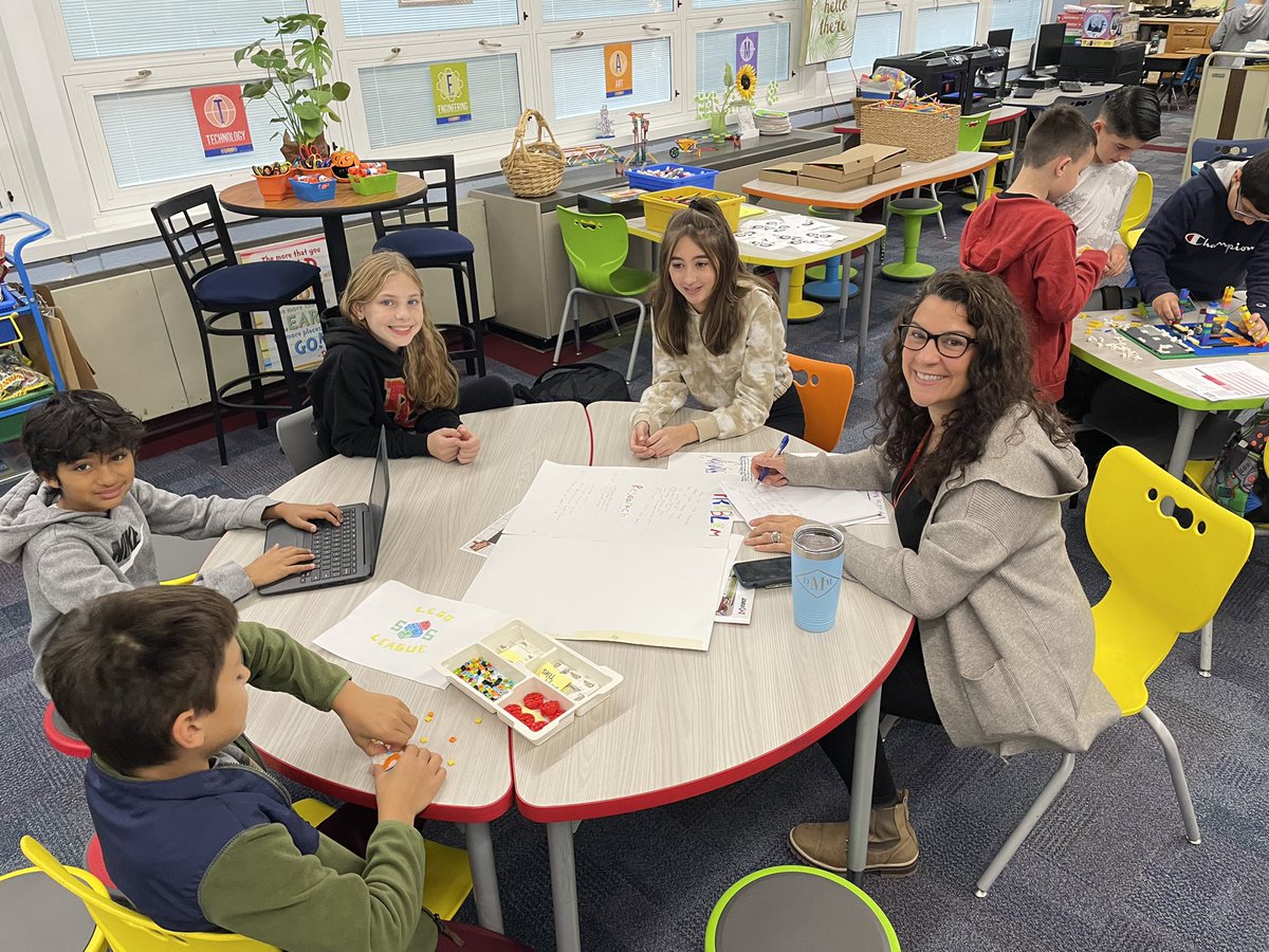 SandshoreFLL's tweet photo. Team SSS hard at work getting ready to compete in November!! @MOSandshore @Jen1Curry @kristymc24 https://t.co/aeWDfm3mjP