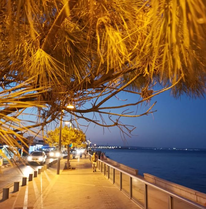 When evening falls and a stroll by our seafront is the best way to start your evening, join us? 📷 credit: Tasos Anastasi Walk this way👇 larnakaregion.com/en/self-guided… 💛💚💙❤️ #LarnakaTourism #DiscoverLarnaka #TravelTuesday