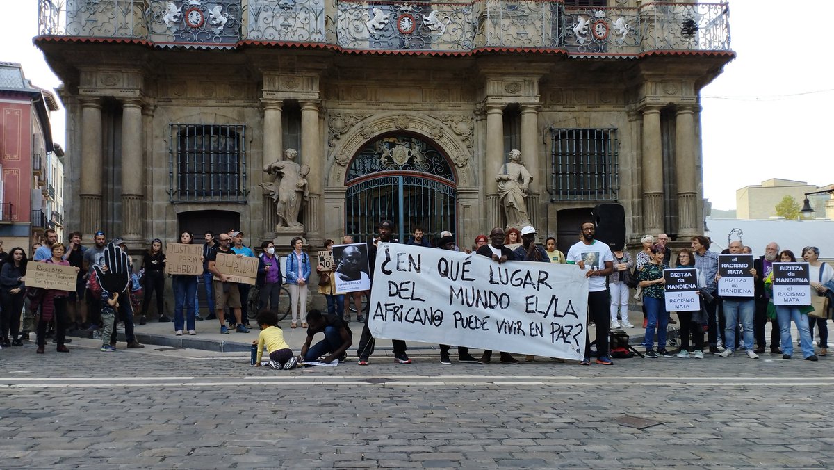 RtxSortu's tweet photo. Arrotxapeatik Iruñera igo gara, duela 6 urte gure auzoan Espainiako poliziak Eladji Ndiaye herritarra erail zuela salatzera. Ez dugu ahazten ez eta barkatzen ere. Eladji gogoan zaitugu! Gora borroka antirrazista! Bizitza da handiena! #INDarra #BizitzaDaHandiena #BlackLivesMatter https://t.co/nWVU3wh5uj
