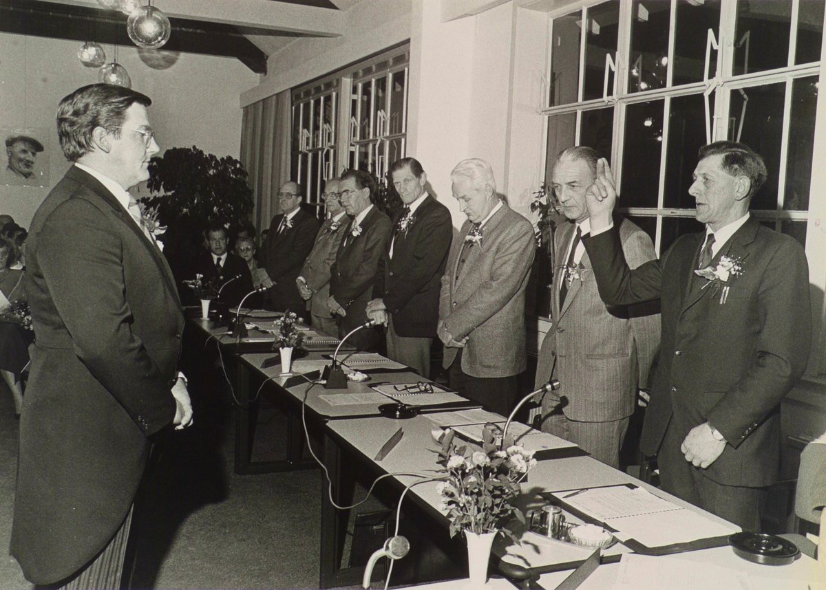 De gemeente Liesveld ontstond op 1 januari 1986 door samenvoeging van de gemeenten Groot-Ammers, Langerak, Nieuwpoort, Streefkerk en Waal. 
Foto: installatie van de gemeenteraad, 1986. 
Bron: Beeldbank <a href="/DordtsArchief/">Archief Dordrecht</a>