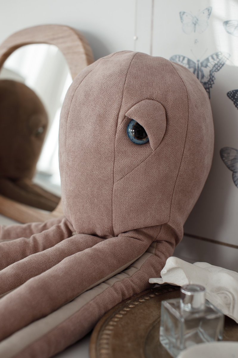 1/14 Пост-закреп!🐙
 Многие уже поняли, что я занимаюсь пошивом игрушек. Хотелось бы в этом посте более подробно написать про свою деятельность и свой путь. Постараюсь емко и понятно все расписать)