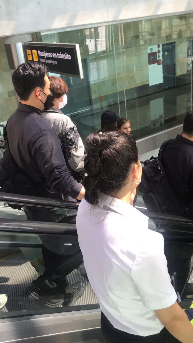 seokjinjbsmile's tweet photo. Alguna army tenía que recibirlo. Bienvenido Jin 🥺💜 #JinenArgentina https://t.co/hgFzZ6HPSo