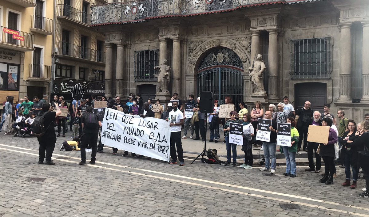 JosebaGines's tweet photo. Elkarretaratzea gaur Iruñean, Elhadjiren heriotza gogoratzeko eta salatzeko. ✊🏽
Hemos vuelto a reclamar justicia y reparación para Elhadji muerto en la comisaría de la policía española de Iruñea tras una detención violenta.
#BlackLivesMatter
#BizitzaDaHandiena https://t.co/8yljp2PEdd