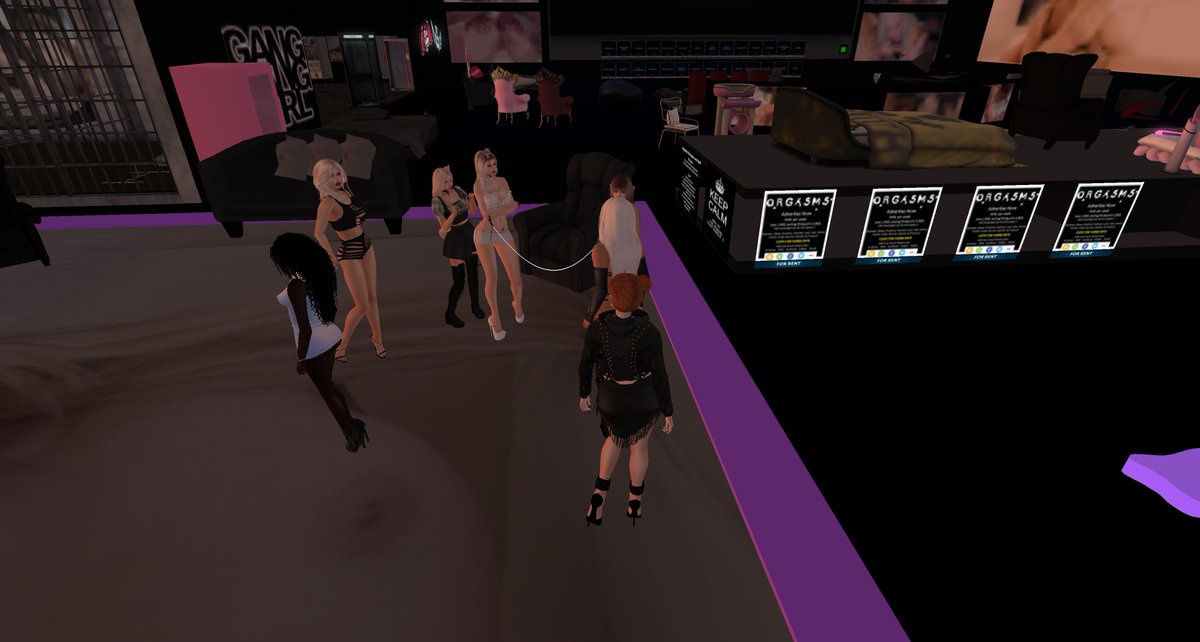 Vamp_Alissa's tweet photo. Aiko has Kay by the leash https://t.co/wpqysEzDiA