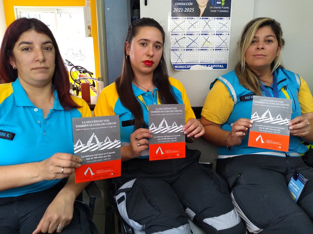 emacibotti's tweet photo. #MovilidadSostenible y #SeguridadVial gracias @LeoRicciardiOK y @SilZacca con gran equipo Agentes de Tránsito #caba.Compartieron con #activvas sus experiencias de calle. Entienden el dolor de las #victimas y siembran #SaludVial. @FundacionEmilia @FundacionTrauma @RoadSafetyNGOs https://t.co/yAAFdfpzp8