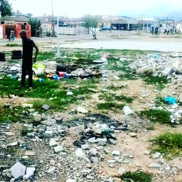 SiyabongaSteng1's tweet photo. WELCOME TO MBEKWENI
It is everyone's responsibility to take care of our environment πππ»π³πΊ
#Mbekweni #fixmyspace #stopillegaldumping #kasivibes #myeviromentmyresponsibility https://t.co/hbdXnkvdrA