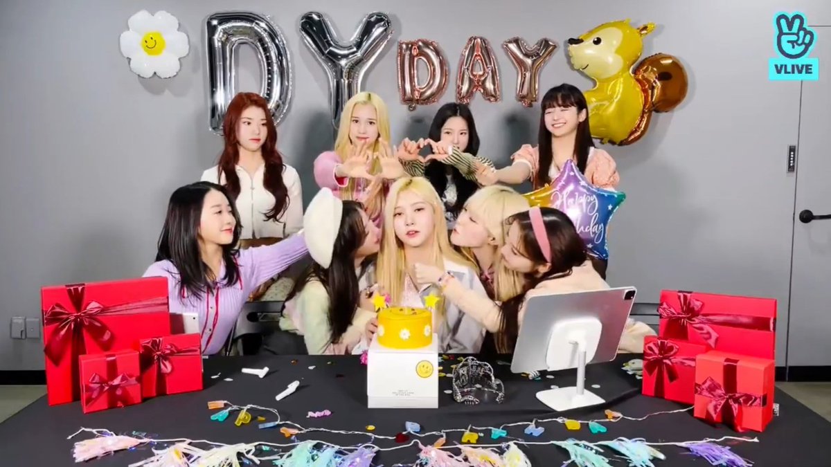 Me uní al #𝟸𝟻𝟷𝟶ː𝑙una·ꕨ·𝕤tati𝚘𝚗 para poder celebrar con las preciosas chicas de @neko1and the -- #𝚍ar𝚔一n𝑒𝚔𝑜𔘓日. La espera valió la pena y ahora seré el que más grité desde su casita, ¡Muchas felicidades! Te deseo todo lo mejor hoy y esperaré un trocito de pastel.