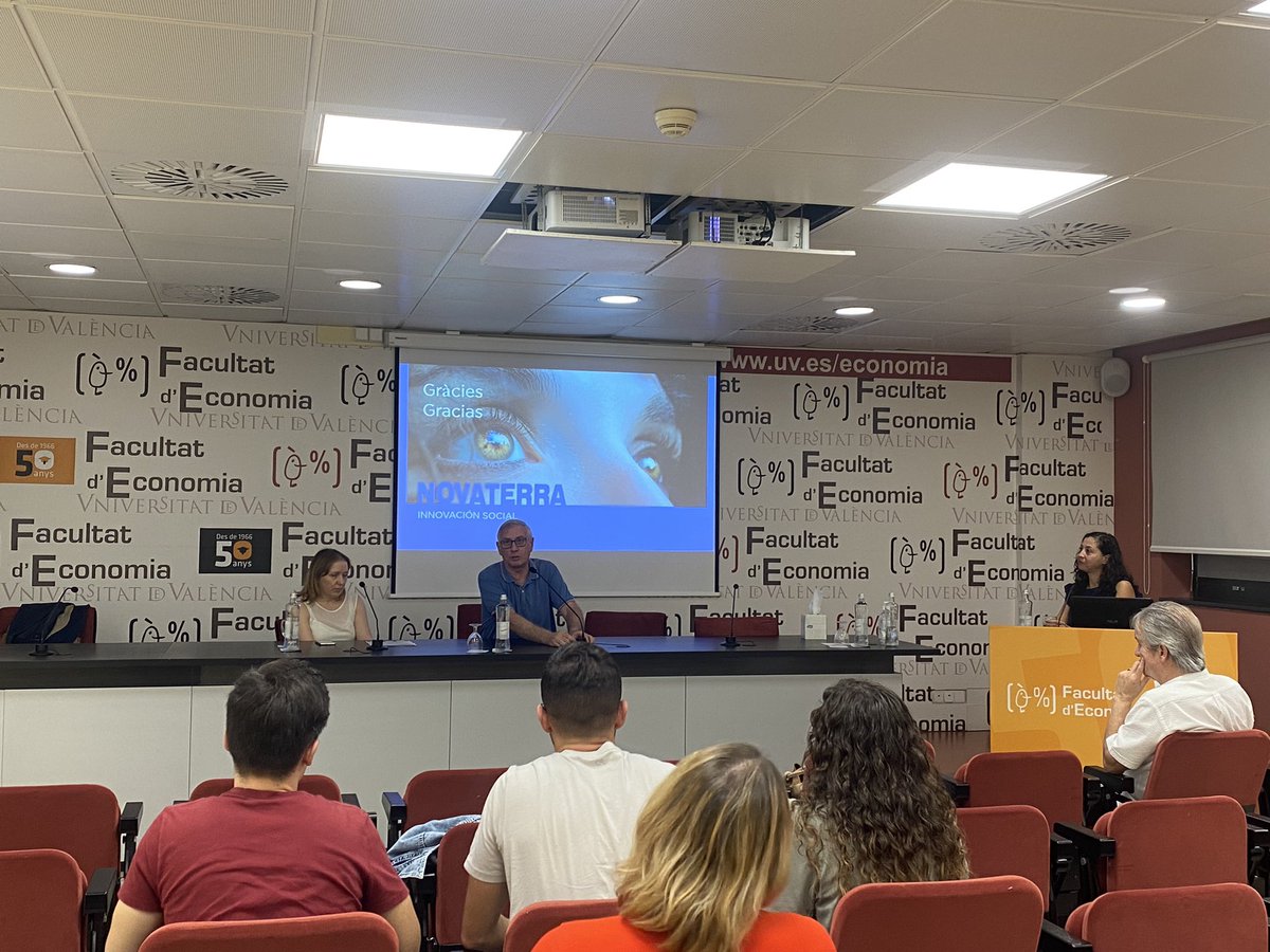 Clausurem les “VIII Jornades sobre RSE i EBC a entitats financeres: responsabilitat social de la banca en temps de crisis” de la mà de <a href="/Joanrasan/">Joan Ramon Sanchis</a>, Director de la Càtedra EBC i Director del Departament de Direcció d’Empreses. Gràcies a tots i totes les ponents i assistents.