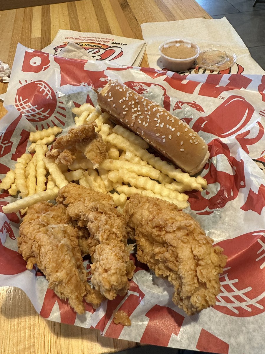 MidwayJimbo's tweet photo. I interrupt my regularly scheduled #108WeightLoss for some extra delicious @ChicagoBears #VictoryChicken from @raisingcanes !!! 
#🐻⬇️ https://t.co/lZG967VcNA