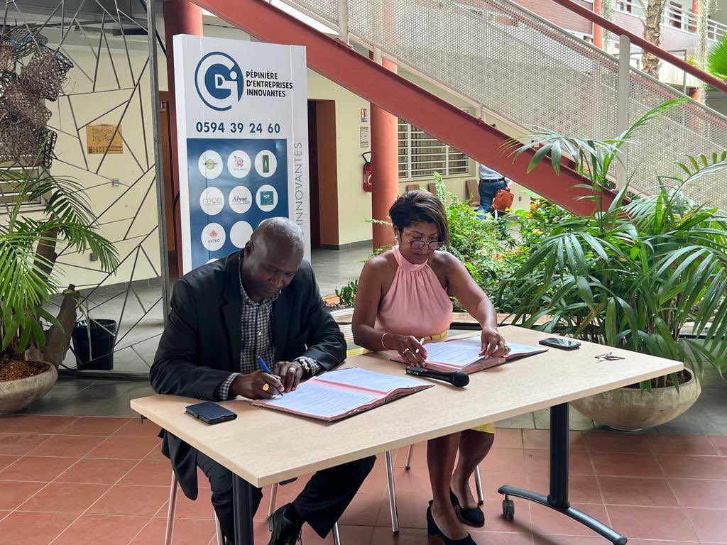 MarieRattier's tweet photo. Signature d’une convention cadre.    GDI &amp;Universite de Guyane qui définit les relations entre nos deux entités pour favoriser l’innovation et l’émergence de filières innovantes. https://t.co/PzF9nqa24A