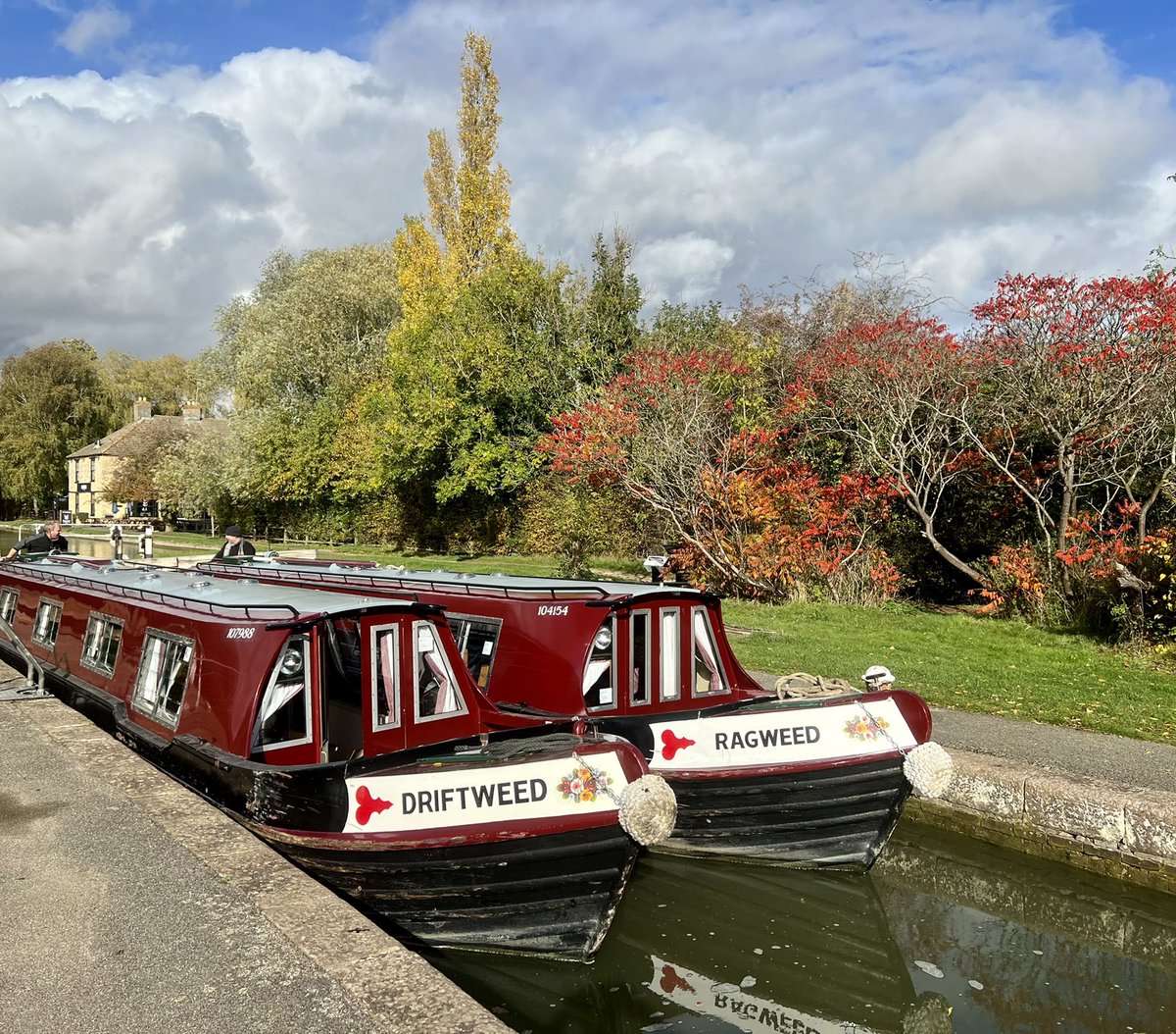 Ragweed and Driftweed at Stoke Bruerne today enjoying the Autumn sunshine. #autumnbreak #familyholiday #narrowboatholidays