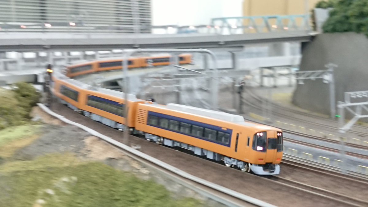 Akatsuki_model's tweet image. 先日は手持ちの模型を久々に走らせてきました。
やはり定期的に走らせないと模型に対するモチベーションが維持できないなと……。
画像は床下だけ塗ったALと屋根/床下を塗ったULPです。