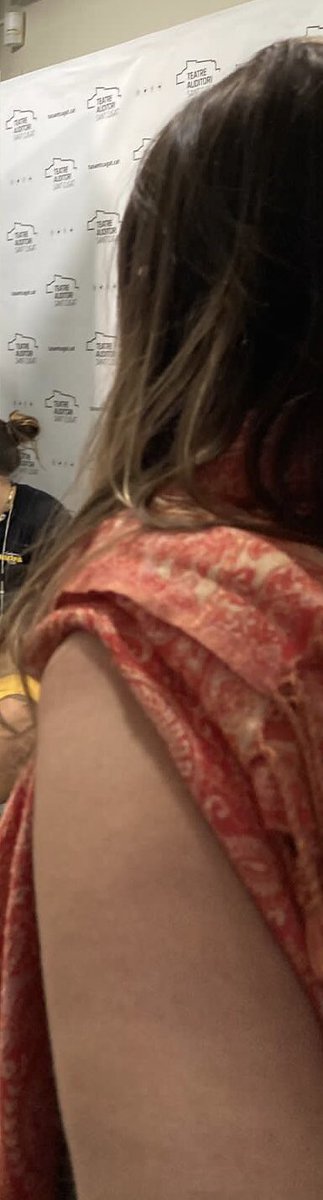 nurinss's tweet photo. Fa uns dies (diss 25) vaig perdre un mocador/foulard per Gràcia (adjunto foto). 
He preguntat a tot arreu on vaig estar i res! 😢 
Li tinc molt carinyo perquè és un regal. Si algú en sap alguna cosa, estaré eternament agraïda. #twitterfeslatevamagia #objectesperduts #bonagent https://t.co/Sfirq8OiHs