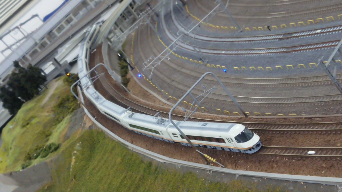 Akatsuki_model's tweet image. 先日は手持ちの模型を久々に走らせてきました。
やはり定期的に走らせないと模型に対するモチベーションが維持できないなと……。
画像は床下だけ塗ったALと屋根/床下を塗ったULPです。