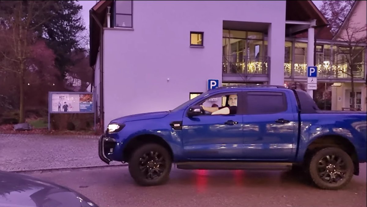 MoffPinky's tweet photo. Was wollt ihr tun, ihr arbeitslosen Lastenradfahrer?
#Servicetweet #Drachenlord #KritikistPINK https://t.co/A1GarmbdWz