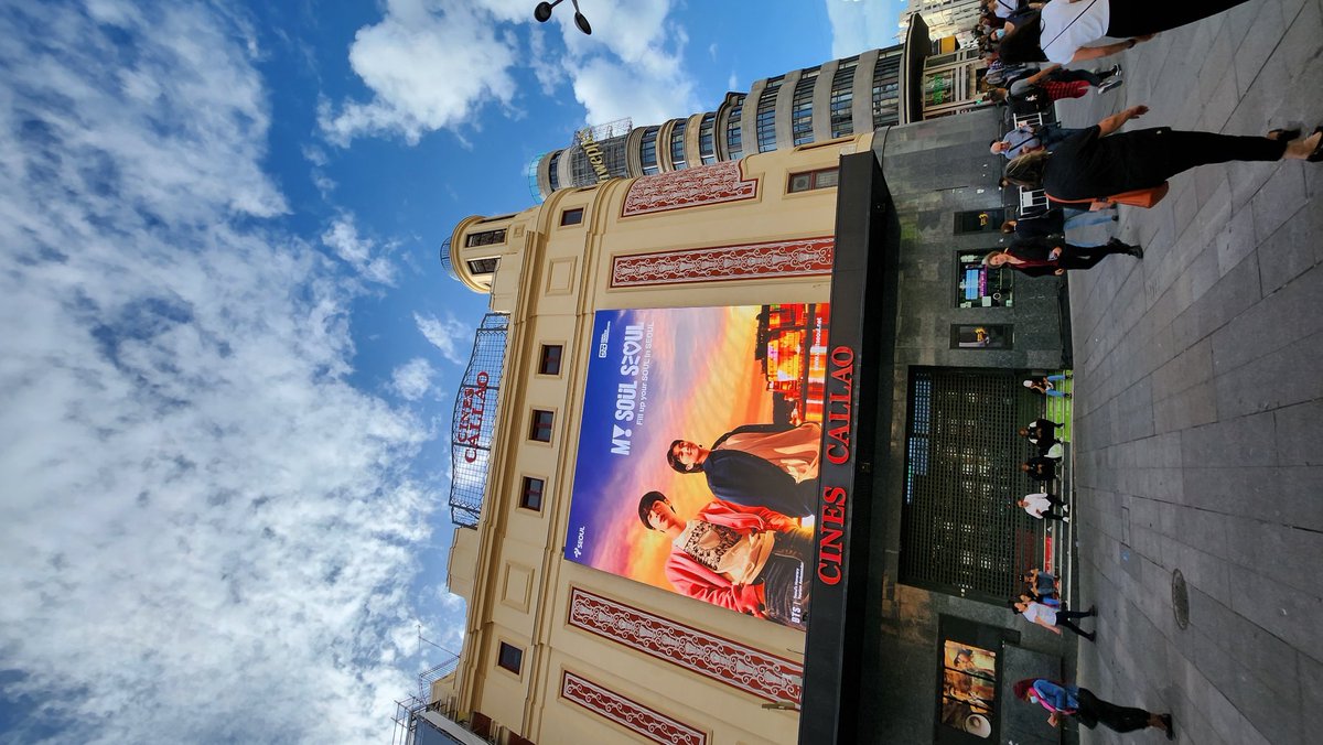 BTSRapLineSpain's tweet photo. 📷 Nam y Jin promocionando Seúl en la Plaza del Callao en Madrid 🇪🇸 💜 

~🐺

#BTS #RM #Jin https://t.co/fIhco34SfC