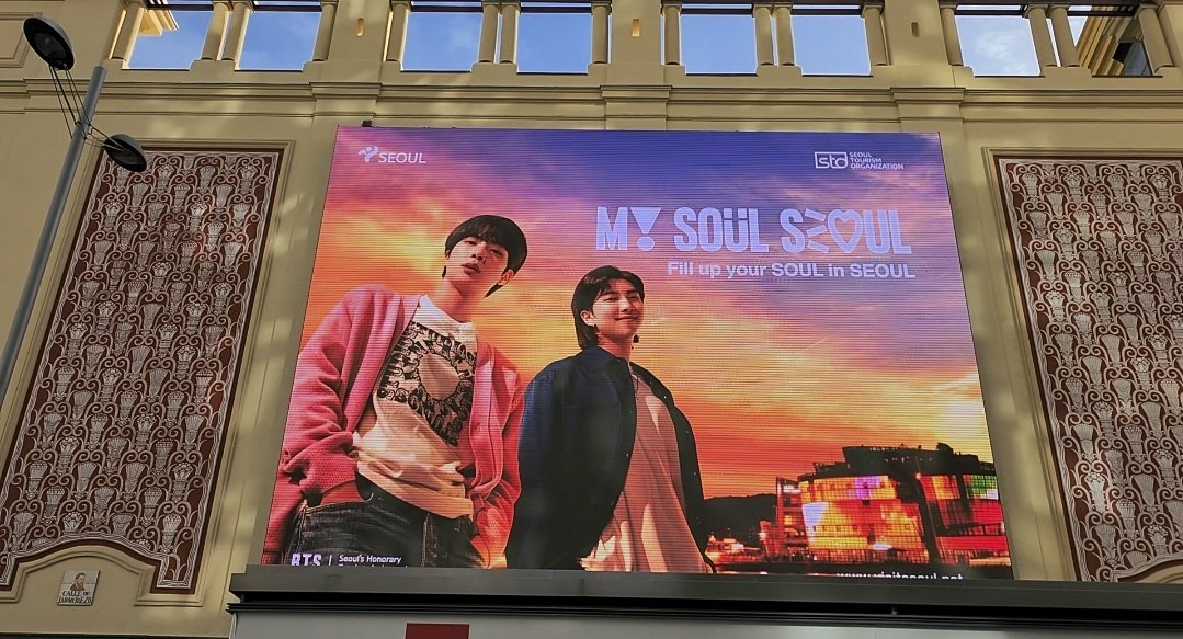 BTSRapLineSpain's tweet photo. 📷 Nam y Jin promocionando Seúl en la Plaza del Callao en Madrid 🇪🇸 💜 

~🐺

#BTS #RM #Jin https://t.co/fIhco34SfC