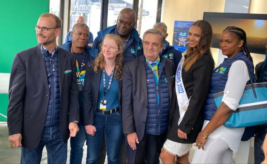 enedis_bretagne's tweet photo. [Délégation officielle] @gilleslurton,  Maire de @VilleSaintMalo et Jean-Claude Nelson, vice-président de la #Guadeloupe ont salué les équipes d'Enedis prêtes pour le lancement officiel de cette 12ème édition de la Route du Rhum ⛵🌍🎉 #RDR2022 https://t.co/LQVK2WypUs