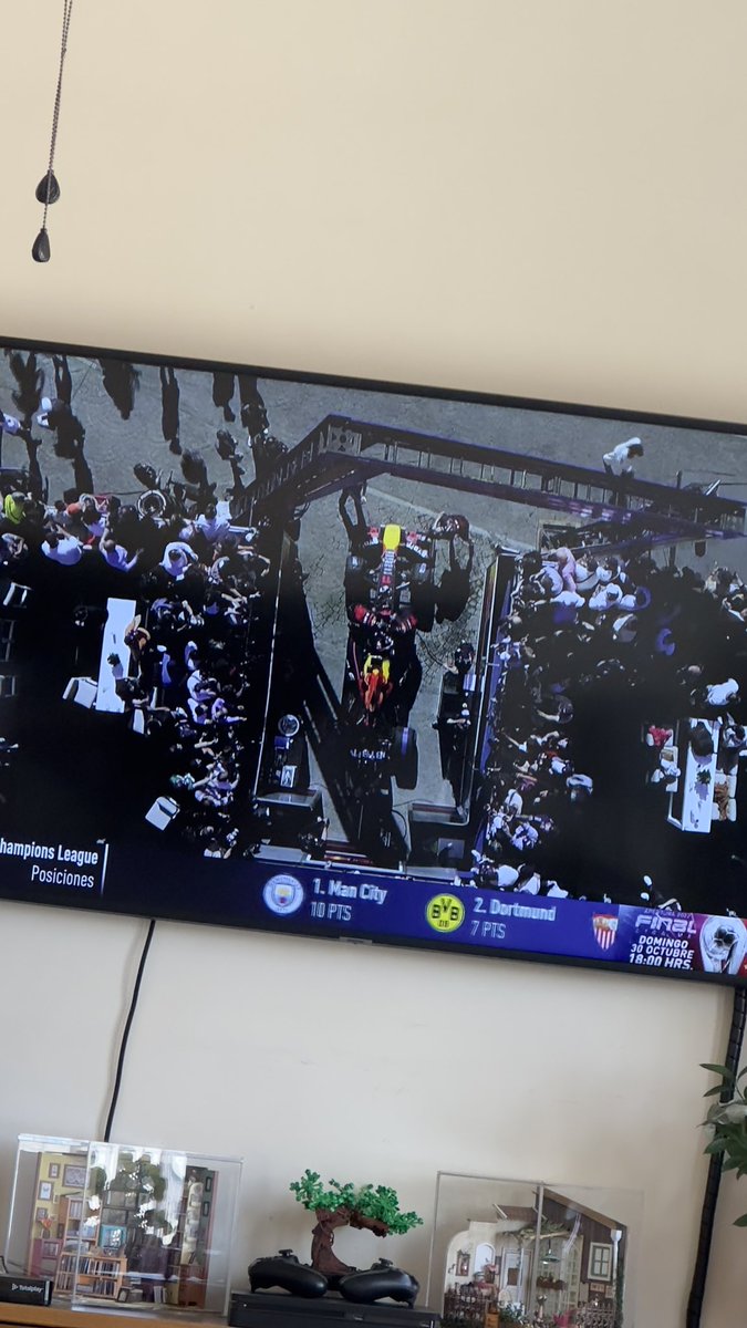 PattiMora's tweet photo. #ShowRunGdl #RedBullShowRun @SChecoPerez desde la tv https://t.co/HokuMebcHv
