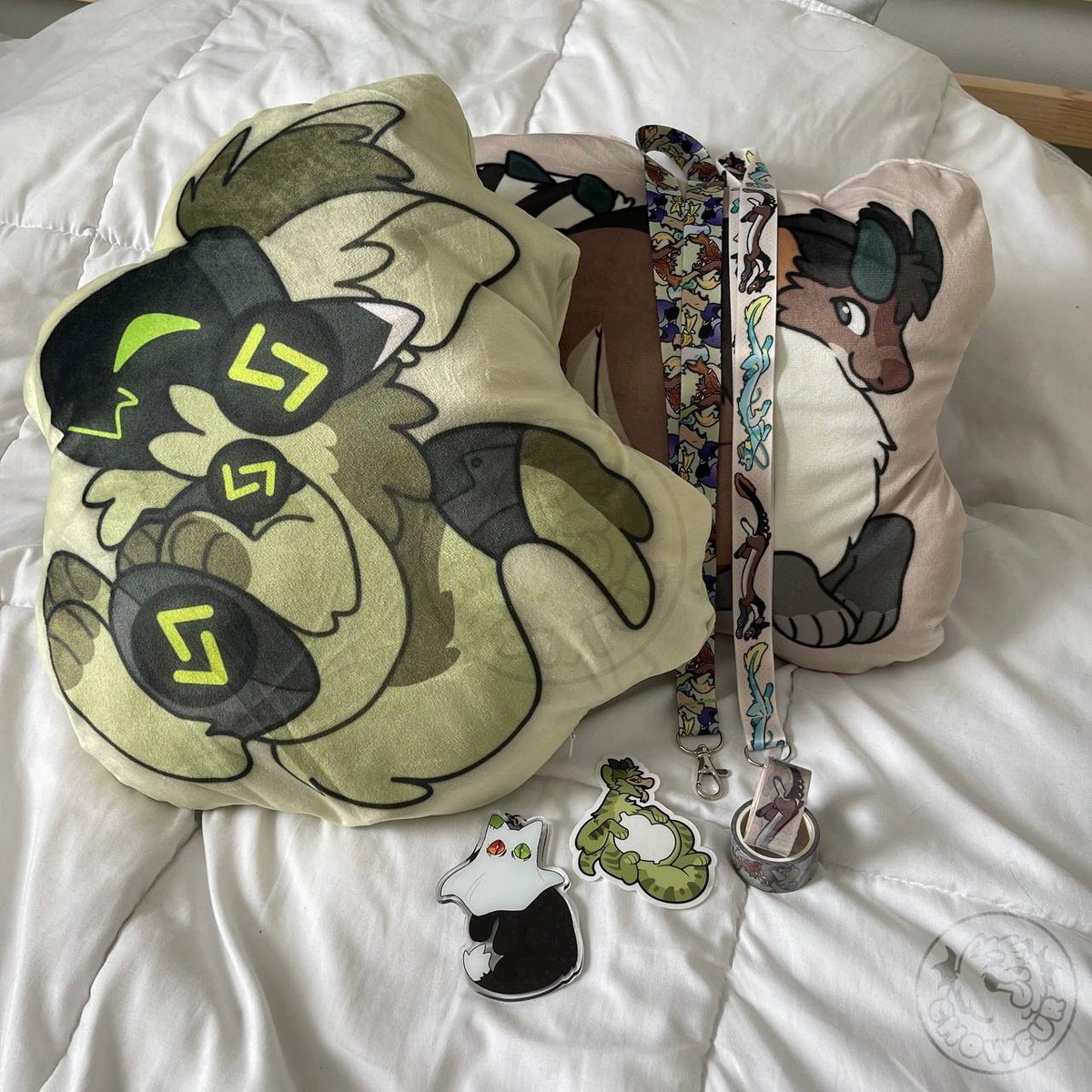 ✨SH0P DR0P IS LIVE✨
This is a big one!! So so many new things >:3c It's been hard to keep these secret!

🌿 <a href="/viridianproto/">Viridian 🌱💾</a> plush throw pillow
🐲Oishii plush throw pillow
🌿Washi tape
🐲Translucent Eclipse Sticker
🌿Double sided ghost cat charm
🐲Lanyards

🔗👇