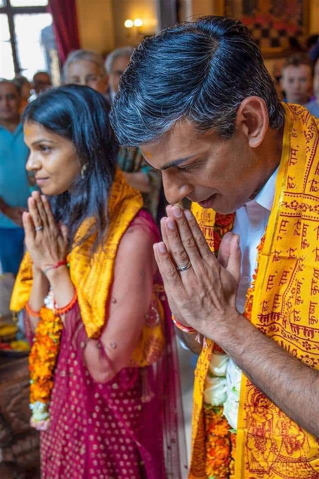 rajinderkumar09's tweet photo. जिस ब्रिटेन ने भारत पर 200 वर्ष राज किया आज दिपावली पर उसी ब्रिटेन पर भारत मूल के सनातनी हिंदू ऋषि सुनक बने ब्रिटेन के पीएम। 
अनंत शुभकामनाएं ! 💐👏🙏 https://t.co/OAstv89egN