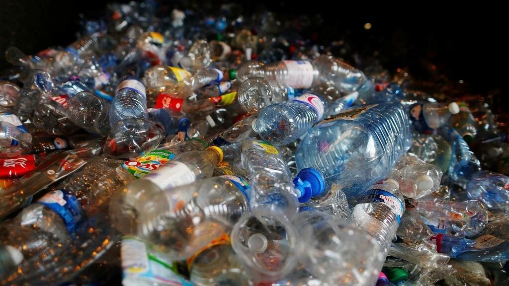 ➡️Peut-on se passer du plastique ? 📌Juliette Franquet, directrice de @ZeroWasteFR 📌@pderonne, Président de @Biocoop 📌@DoMoisan, journaliste auteure du livre « Les plastiqueurs » éditions KERO ⏰17h30 TU /19h30 Paris @RFI