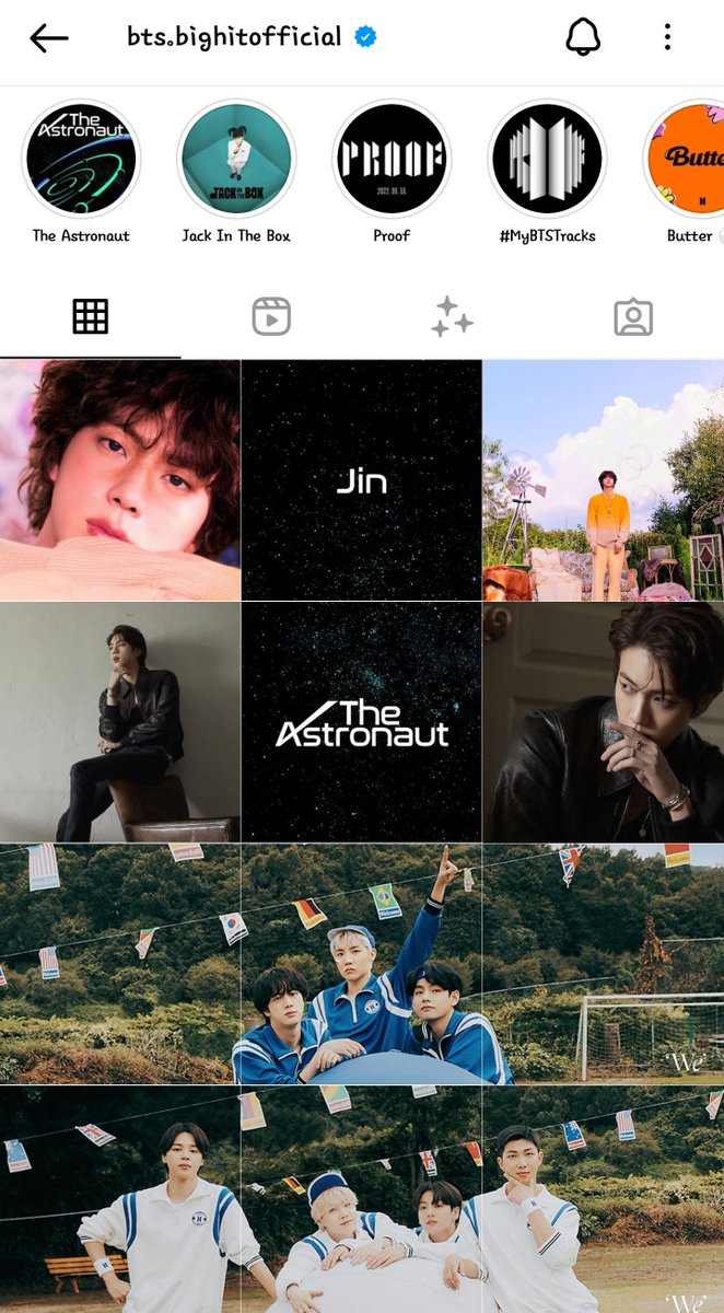 cleolizzy11's tweet photo. how Hybe & @BIGHIT_MUSIC
really sabotage Jin's solo comeback, they mixed his photo teaser with 0T7 photobook,unlike solo comeback of another member before they fully posting his teaser in ig & twt...
why they have to release OT7 photobook same time as Jin solo + https://t.co/OGD36ISoT6