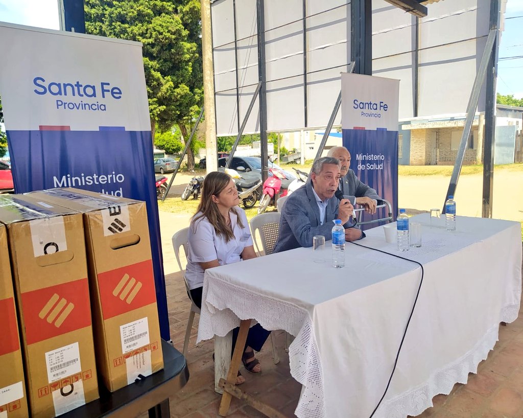 JPrietoSalud's tweet photo. Entregamos junto al Senador Ricardo Kaufmann y @KaufmannCarlos equipamiento informático a los Centros de Salud del Corredor de la Costa.
Acciones que garantizan la accesibilidad, conectividad y calidad de Atención en la Salud Pública.
#SantaFeMasConectada https://t.co/RTlnPVu7v3