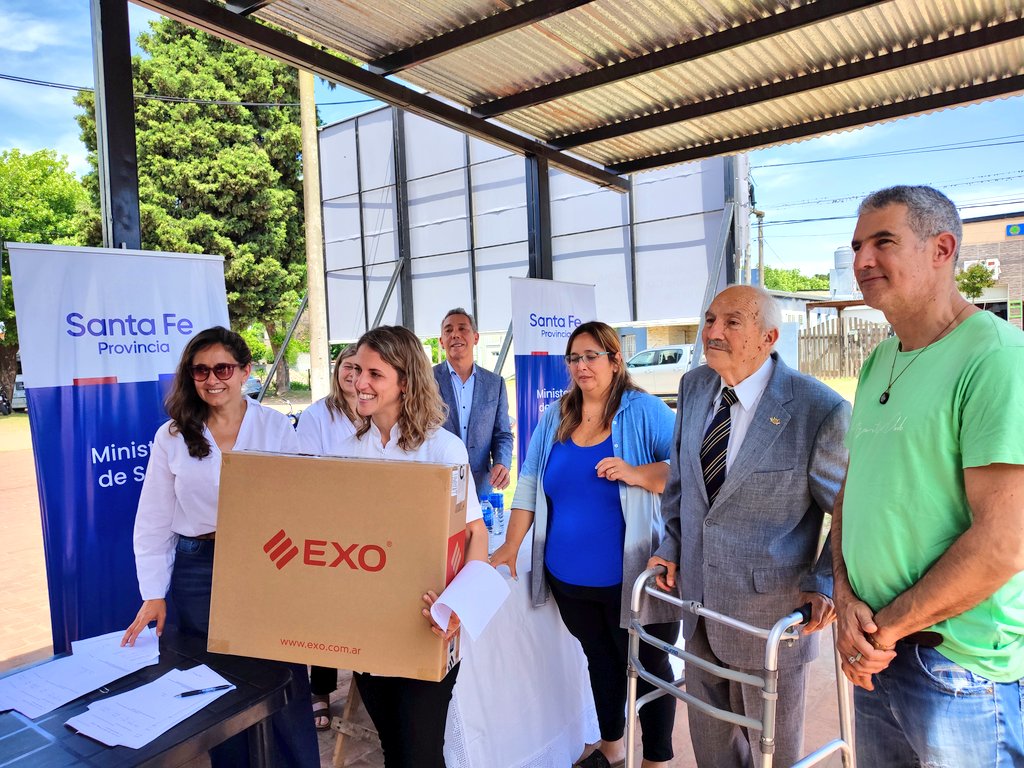 JPrietoSalud's tweet photo. Entregamos junto al Senador Ricardo Kaufmann y @KaufmannCarlos equipamiento informático a los Centros de Salud del Corredor de la Costa.
Acciones que garantizan la accesibilidad, conectividad y calidad de Atención en la Salud Pública.
#SantaFeMasConectada https://t.co/RTlnPVu7v3