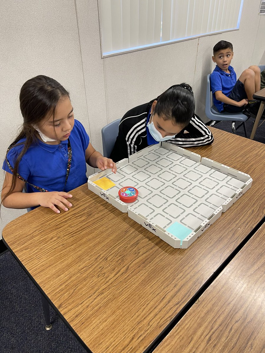 missjblank's tweet photo. 2nd graders work with @momgonzales and @VEXRobotics to code! #WeAreRUSD @villacortarusd @RowlandSchools https://t.co/8XpUktaayv