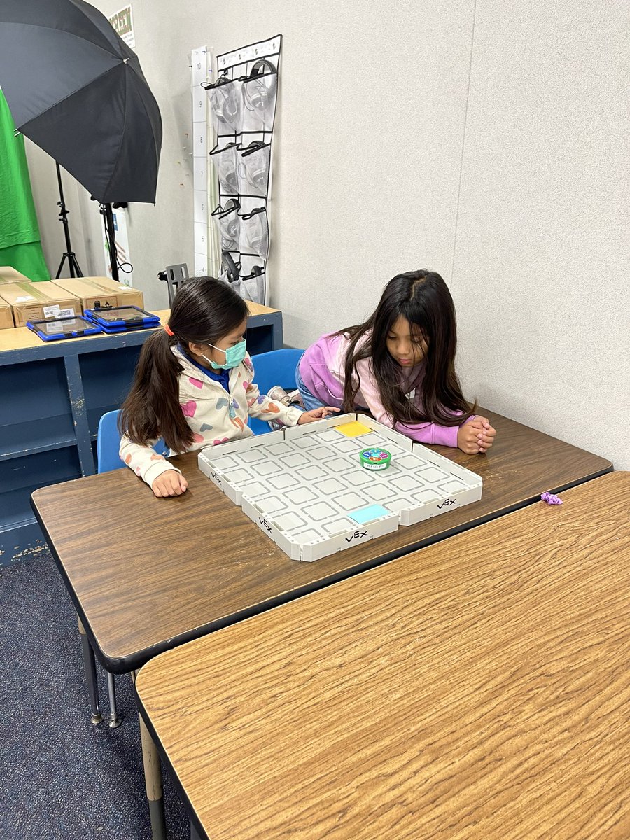 missjblank's tweet photo. 2nd graders work with @momgonzales and @VEXRobotics to code! #WeAreRUSD @villacortarusd @RowlandSchools https://t.co/8XpUktaayv