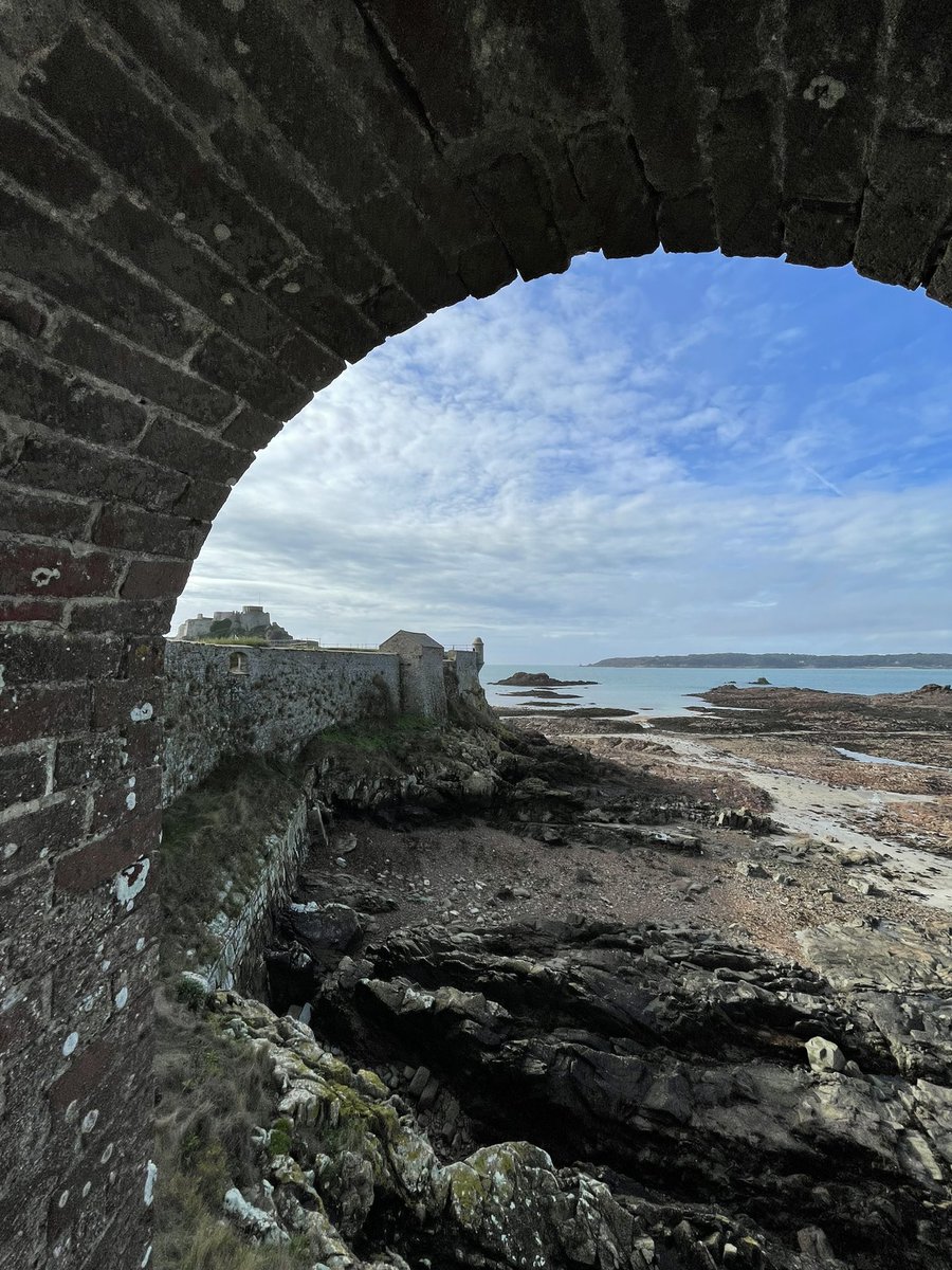 GuideJersey's tweet photo. My final Tuesday tour of #elizabethcastle for 2022 &amp; 14th year as a volunteer guide for @jerseyheritage completed (it closes for winter on Sunday). @Jerseyuncovered tours don’t stop though, so check out the great Jersey experiences offered on our website. Keeeeep guiding 🇯🇪 https://t.co/ntVjmvAW00