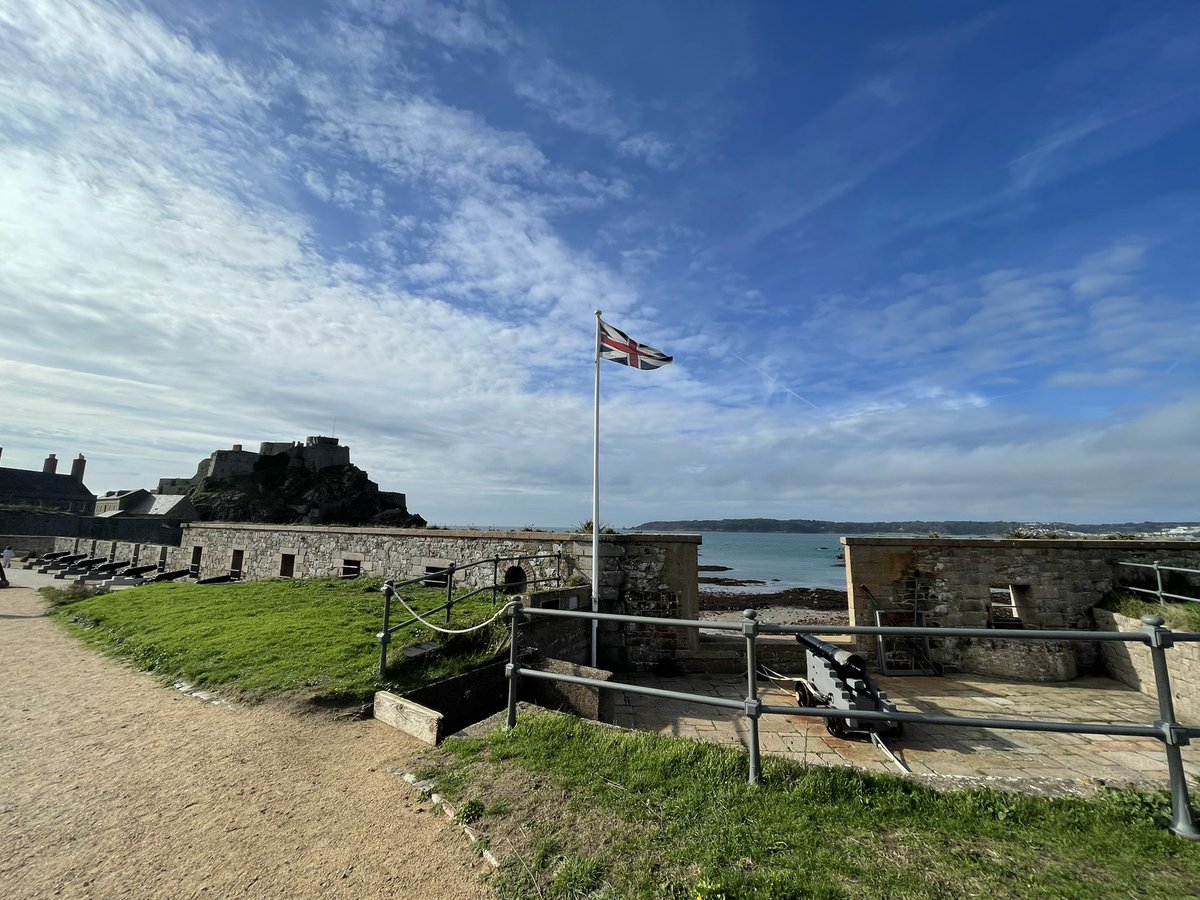 GuideJersey's tweet photo. My final Tuesday tour of #elizabethcastle for 2022 &amp; 14th year as a volunteer guide for @jerseyheritage completed (it closes for winter on Sunday). @Jerseyuncovered tours don’t stop though, so check out the great Jersey experiences offered on our website. Keeeeep guiding 🇯🇪 https://t.co/ntVjmvAW00