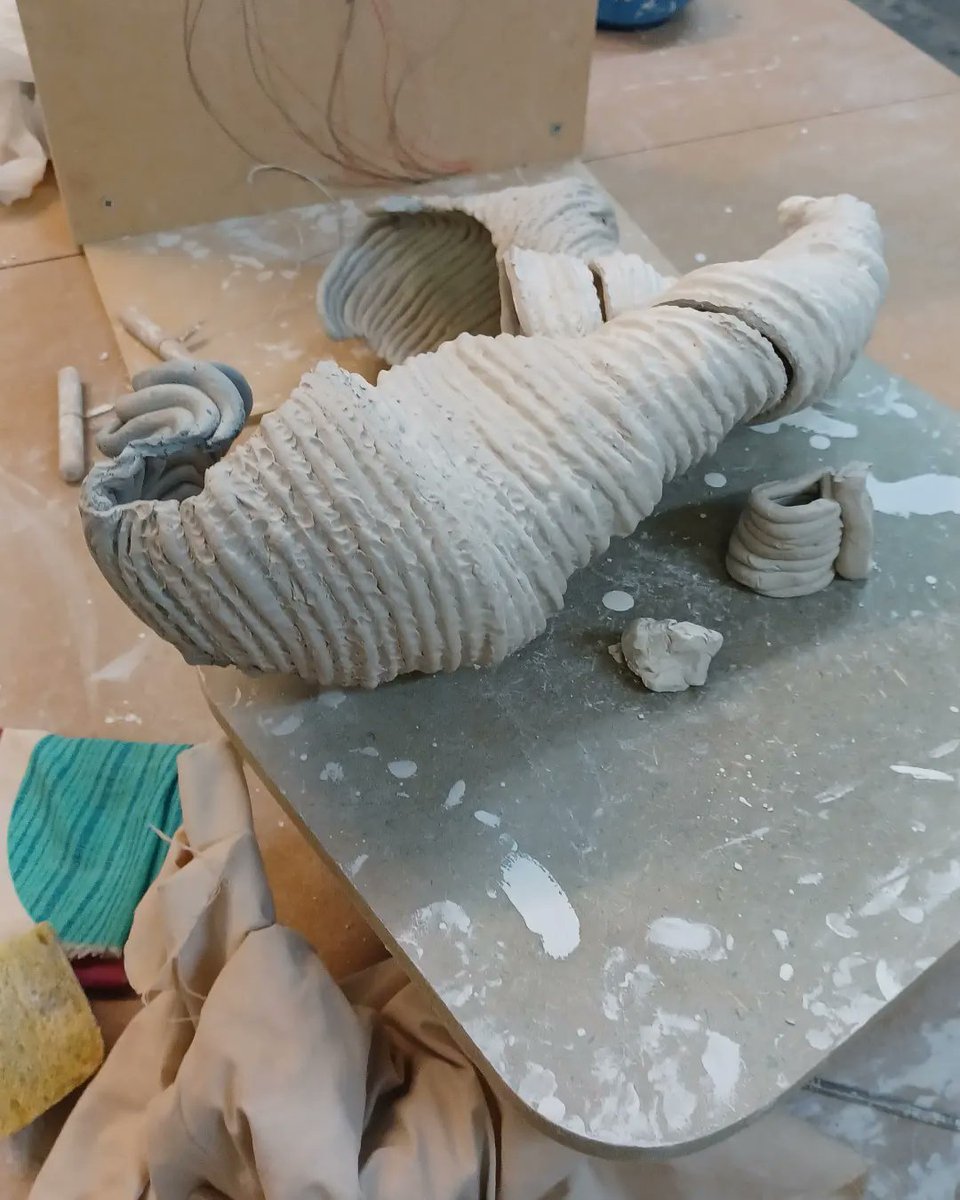 ZoeClareArtist's tweet photo. When you are really pushing your clay boundries and gravity to create a form for @handmadebritain show in Chelsea and them boom 😪 frantically making another ... #clay #sculpting #happyaccident I'm hoping🤞
@handmadebritain #ceramics #ceramicart #zoeclareartist #brightonsculpture https://t.co/sxa1CPKFst