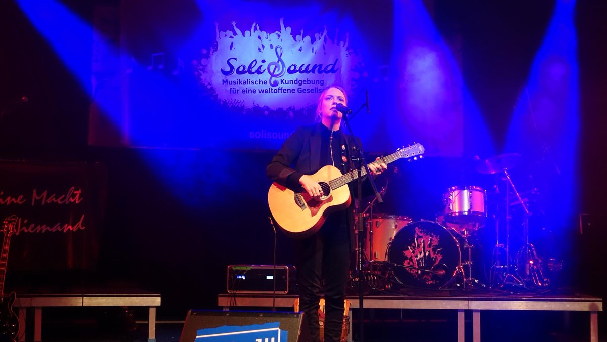 sfr_ev's tweet photo. Am Samstag waren wir bei #SoliSound mit einem Redebeitrag dabei.
Es wurden Spenden gesammelt und an guter Musik hat es auch nicht gefehlt.
Danke an @ZIVD_eV für die Orga!
#RefugeesWelcome #Bleiberecht https://t.co/VHb563wYMd
